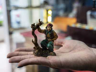...o la statua del beneagurante �caganer�, tipica del folklore spagnolo, raffigurante un giovane accovacciato intento a defecare